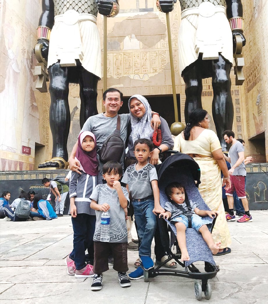 SYED Mohd Saiful Ikhwan dan Hidayatul meluangkan masa bercuti bersama empat anak mereka.