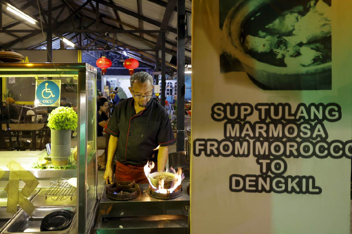 ANTARA menu yang menjadi kegemaran pelanggan adalah ayam masak Beijing, ayam masak halia campur (gaya China), mi sizling ayam, mi tarik, mi suah dan sup claypot marmosa (resipi dari Maghribi). FOTO BERNAMA