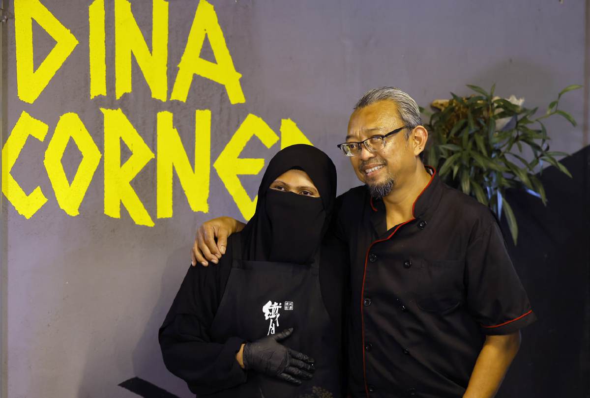 MOHAMAD Farid bersama isteri, Siti Nur Zawani Najlaa mengusahakan Dina Corner. FOTO BERNAMA