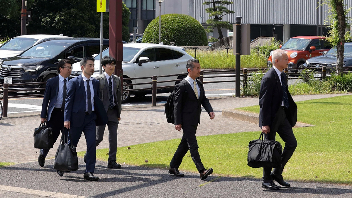 PEGAWAI dari Kementerian Tanah, Infrastruktur, Pengangkutan dan Pelancongan memasuki bangunan Ibu pejabat Toyota Motor Corp's untuk melakukan pemeriksaan. FOTO Jiji Press/AFP 