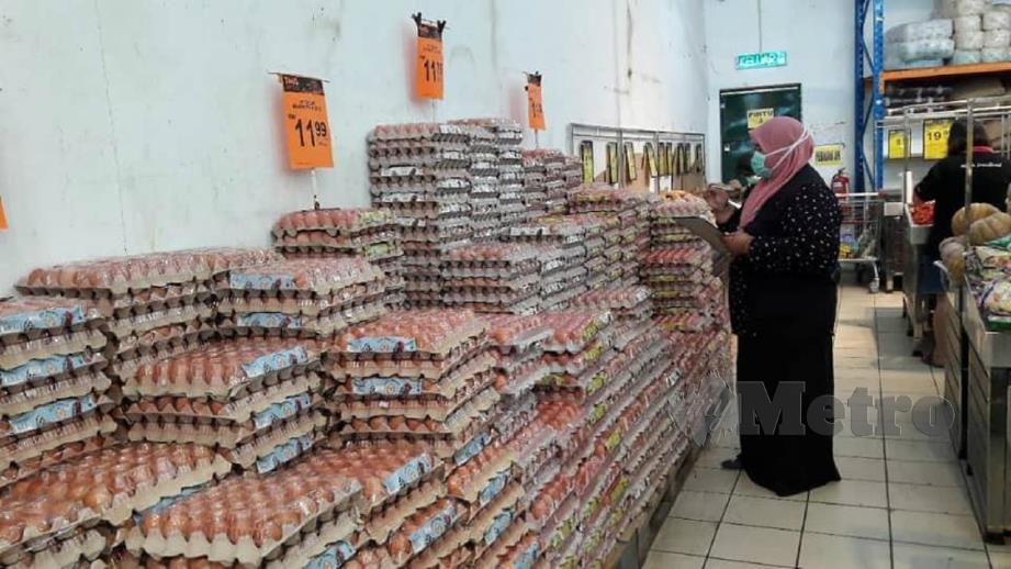 SEORANG pemantau harga KPDNHEP Pahang menyemak harga barang keperluan di sebuah premis perniagaan di Kuantan. FOTO ihsan KPDNHEP