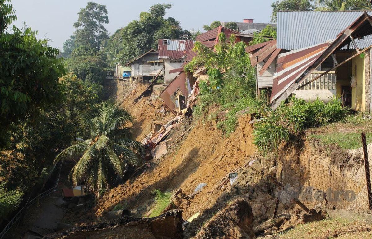 TANAH runtuh di Kampung Lorong Pohon Celagi. FOTO Nik Abdullah Nik Omar
