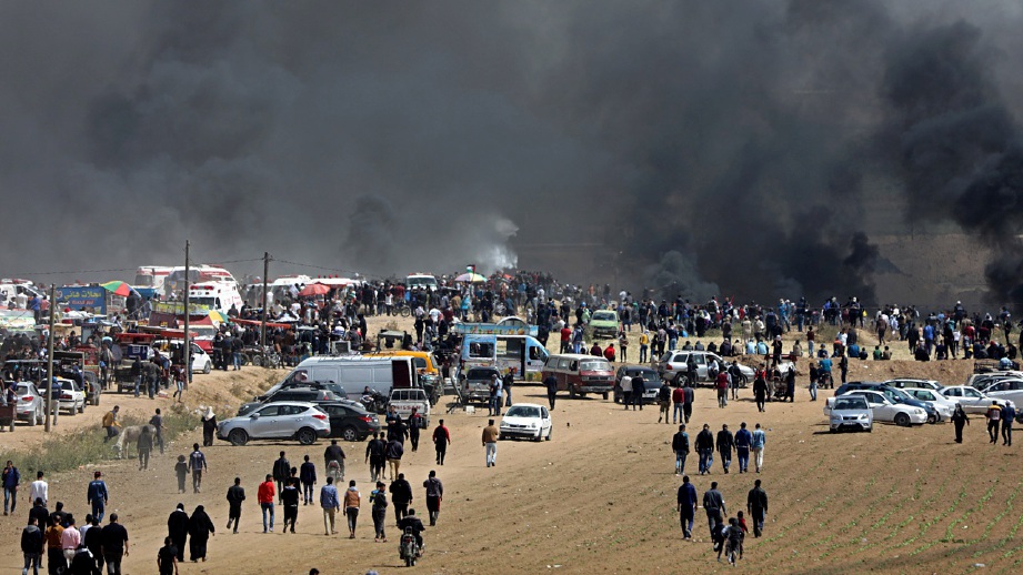 Ribuan penduduk Palestin berhimpun membantah dan desak Israel mengembalikan tanah mereka. FOTO EPA-EFE
