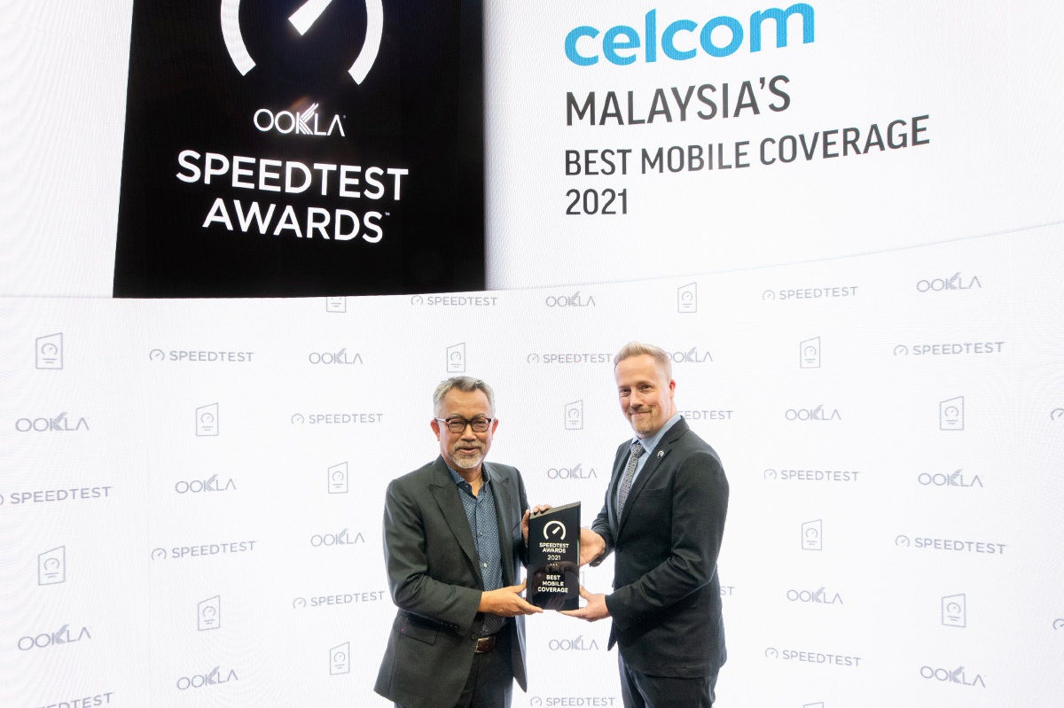 Idham (kiri) menerima anugerah dari Ookla Speedtest yang mengiktiraf Celcom sebagai Liputan Mudah Alih Terbaik di Malaysia.