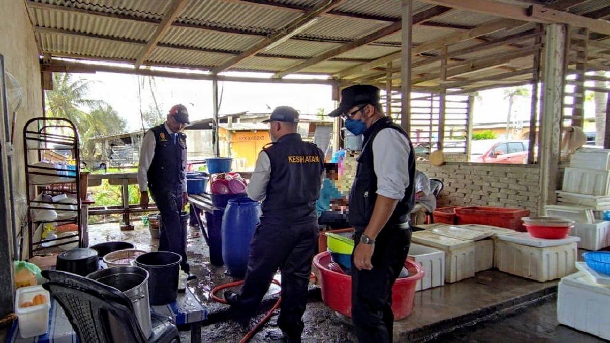 Penguatkuasa Jabatan Kesihatan Negeri Terengganu sedang memeriksa premis ketika Operasi Pesisir Pantai Daerah Setiu. FOTO Ihsan JKNT