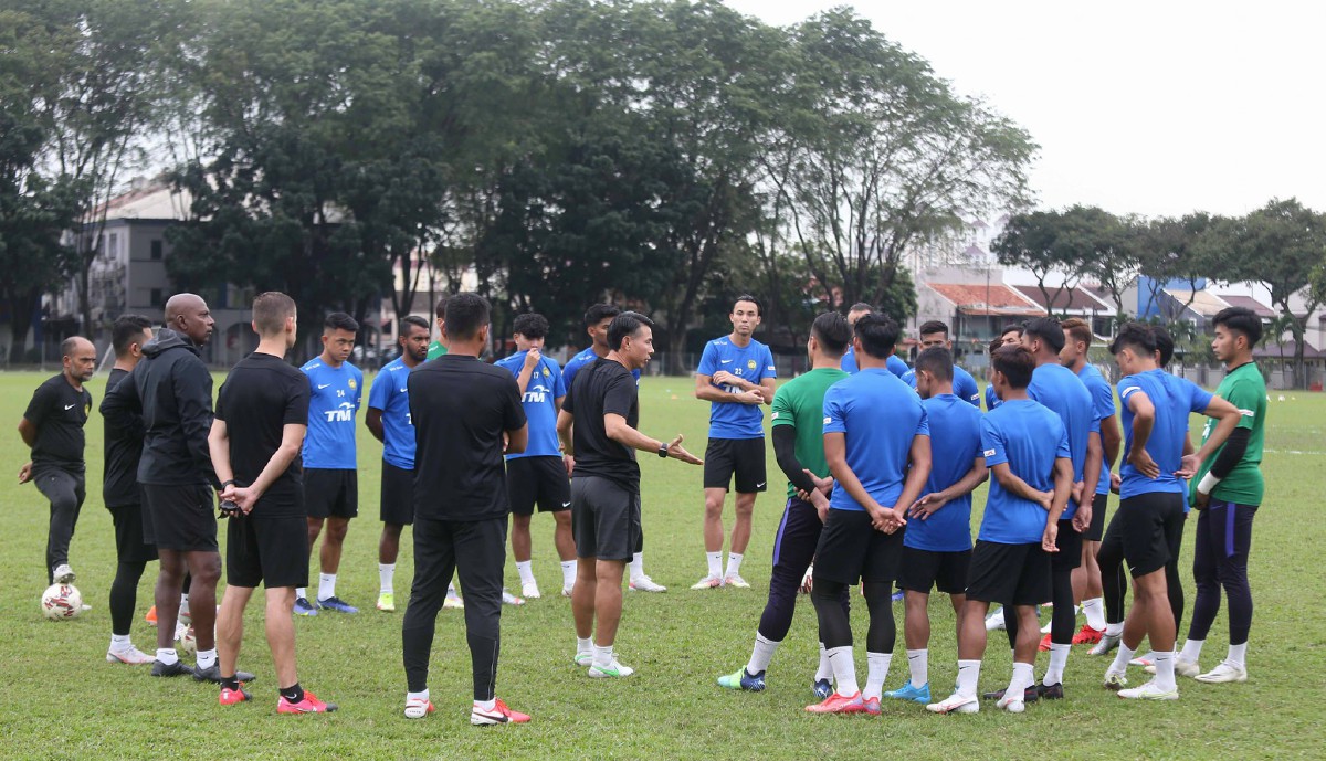 Tan Cheng Hoe (tengah) memberi arahan kepada pemain pada sesi latihan. FOTO FAM