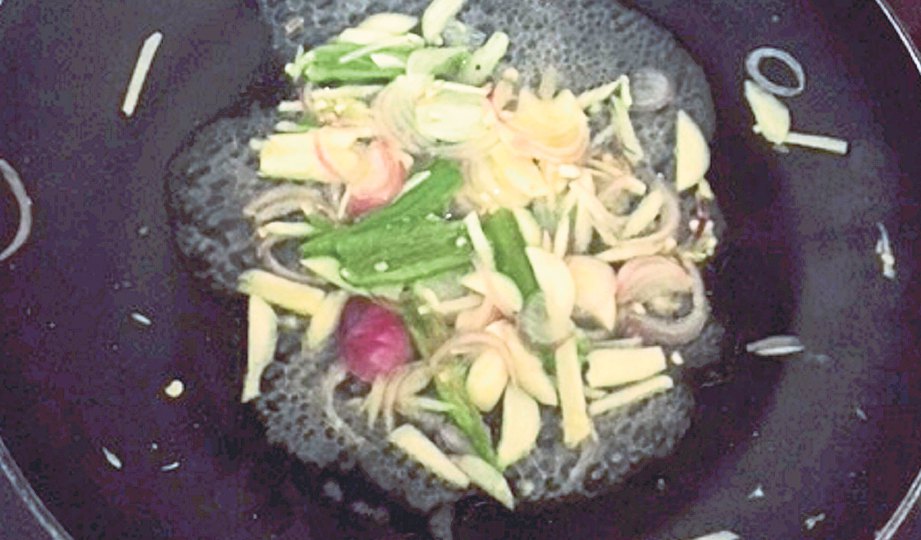 1.DALAM kuali tidak melekat, tumis bawang putih, bawang merah dan cili padi yang ditumbuk kasar dengan sedikit air. 