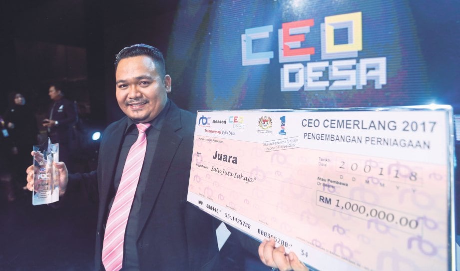 MOHD Azrie menerima hadiah geran perniagaan RM1 juta.