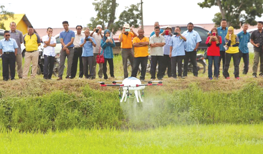 ORANG ramai melihat demonstrasi penggunaan pesawat dron.