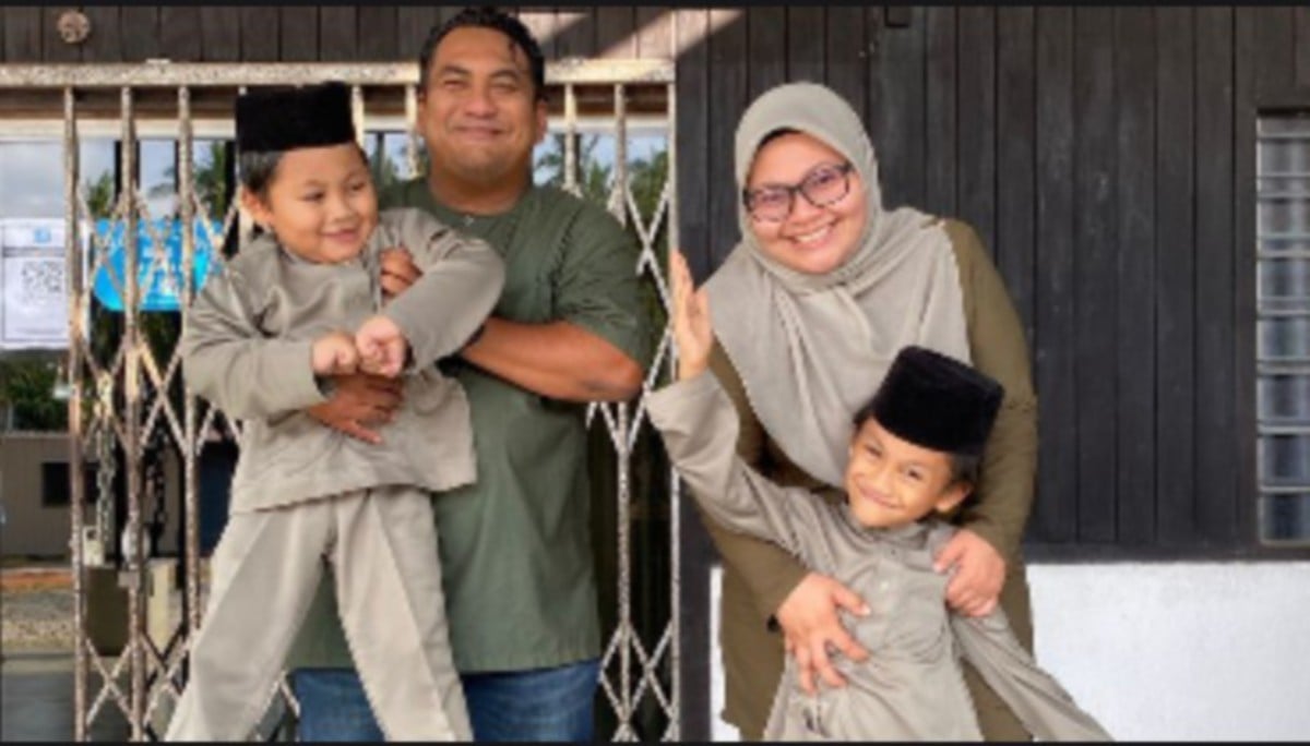 AQILAH dan bekas suami, Mohamad Khairul Anuar bersama dua anak lelaki mereka mengambil gambar kenangan. FOTO Ihsan Aqilah.