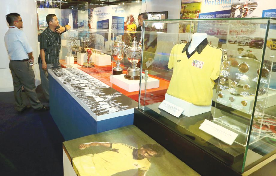 JERSI yang dipakai Mokhtar Dahari ketika bersama pasukan bola sepak Malaysia memenangi emas Sukan SEA tahun 1973 selepas mengalahkan Indonesia 1-0.
