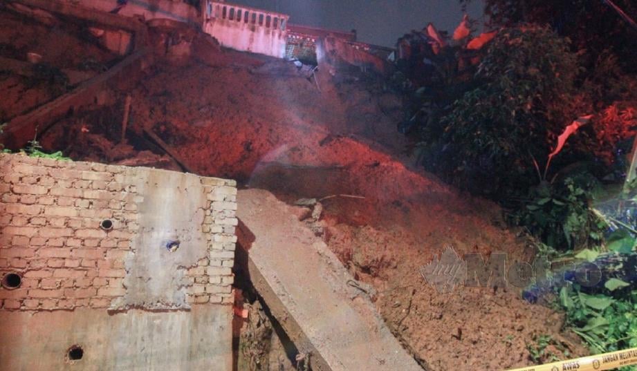 TINJAUAN tembok penghadang runtuh dari cerun berketinggian sembilan meter di Taman Zoo View, Ampang, hari ini. FOTO Hafiz Sohaimi.
