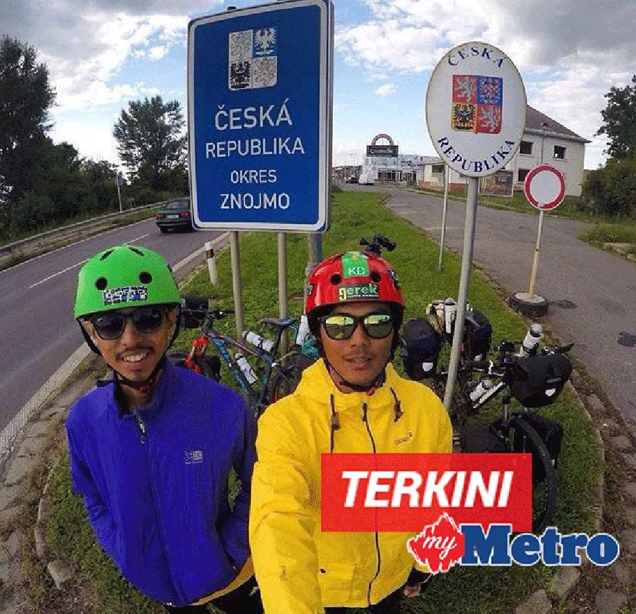 Mohd Akmal (kanan) dan Mohamad Firdaus ketika melalui sempadan antara Austria dan Republik Czech. FOTO ihsan Mohd Akmal