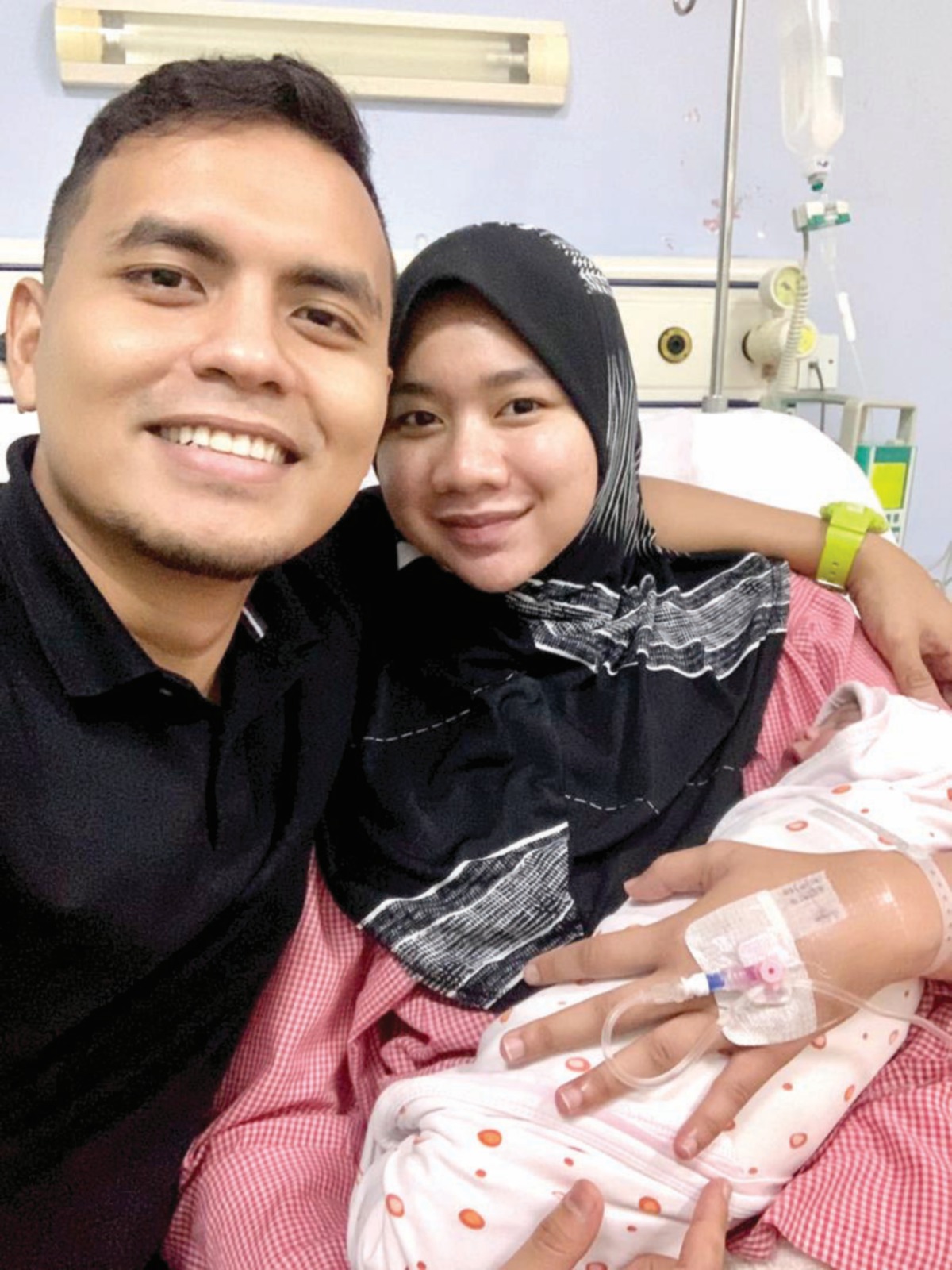 NAEM bersama isteri, Syazwani ketika di hospital.
