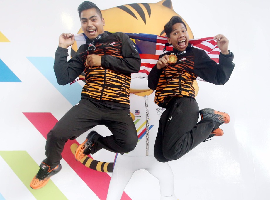 SYED Ahmad Fikri (kanan) dan Saiful Bahri memperoleh emas dalam acara berpasangan lelaki Petanque. -Foto NUR ADIBAH AHMAD IZAM                        