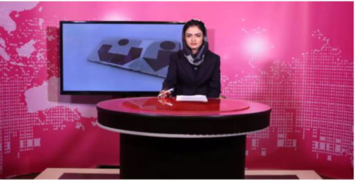 PENYAMPAI berita di sebuah stesen televisyen di Afghanistan. 