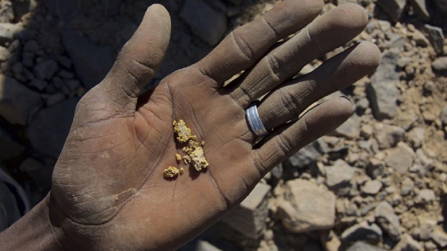 Emas yang dilombong di kawasan pergunungan Tibet. - Foto Agensi