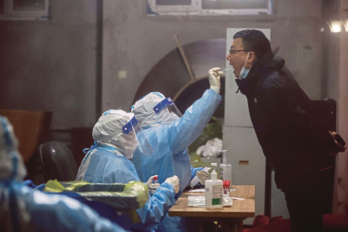 PENDUDUK di wilayah Jilin menjalani ujian saringan Covid-19. FOTO AFP 