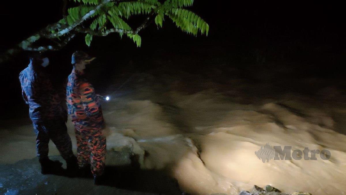 BOMBA memantau keadaan di kawasan perkelahan di Batu Sungai Changlun. FOTO Zuliaty Zulkiffli