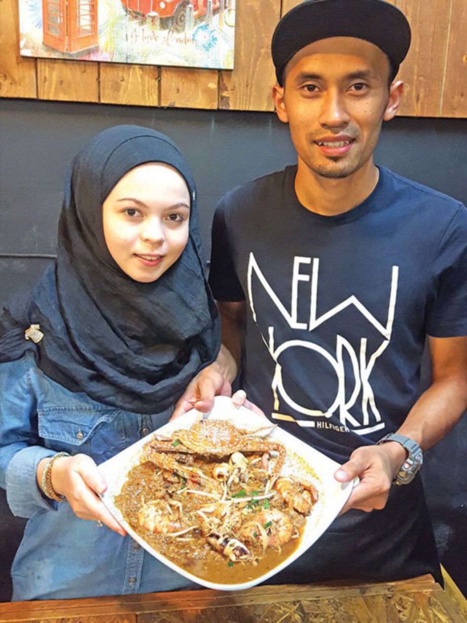ARHAM Syafiq (kanan) bersama Aryana Syafiqah menunjukkan hidangan istimewa mereka.