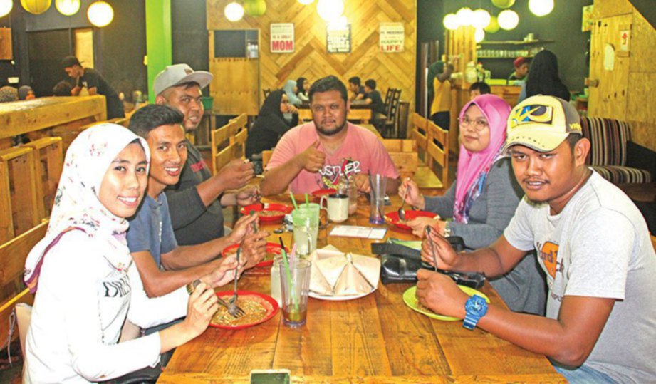 PELANGGAN datang ke Restoran Chaq Corner hanya untuk menikmati Char Kuetiau  Tsunami.