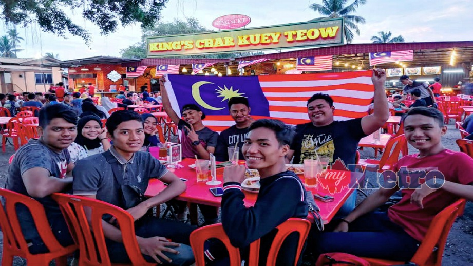 PENGUNJUNG yang menikmati char kuetiau pada harga RM1 sempena Hari Malaysia di King's Char Kuey Teow, Port Dickson, hari ini. FOTO Khairul Najib Asarulah Khan