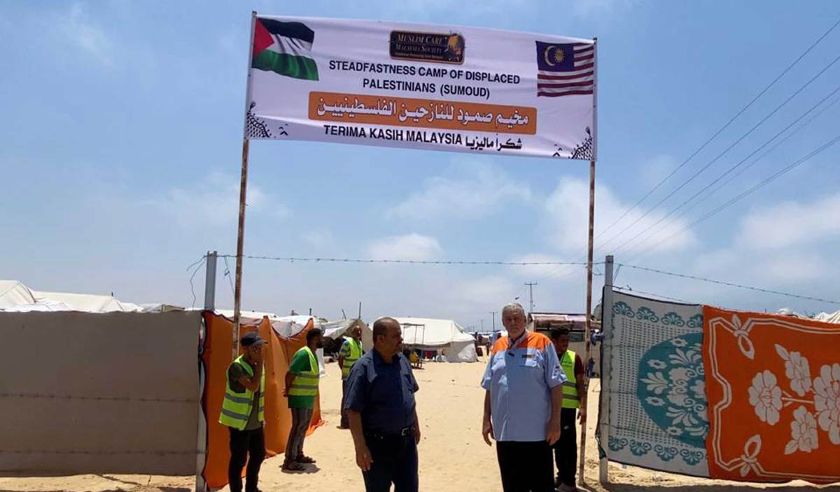 SEPANDUK tertulis ‘Terima Kasih Malaysia’ diletakkan di hadapan kem di kawasan AlMawasi, Khan Younis, selatan Gaza.