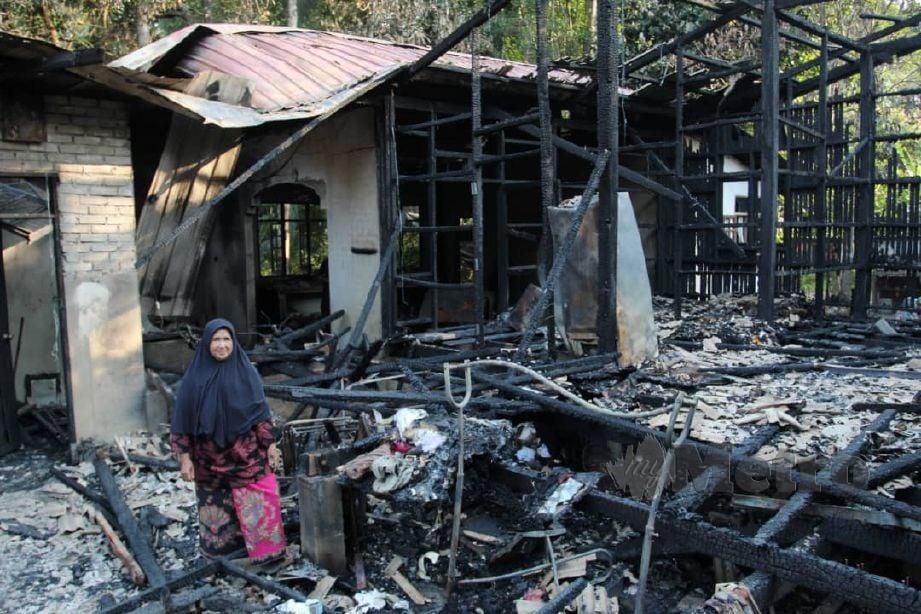 CHE Romoh tinggal sehelai sepinggang selepas rumahnya musnah dalam satu kebakaran di Kampung Nechang. FOTO Nik Abdullah Nik Omar