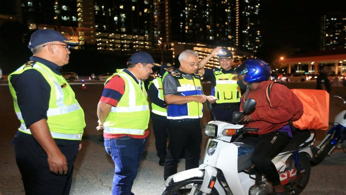 LOKMAN memeriksa kenderaan awam pada penguatkuasaan Advokasi Keselamatan Jalan Raya Bersepadu secara berterusan di Plaza Tol Awan Besar. FOTO Genes Gulitah.