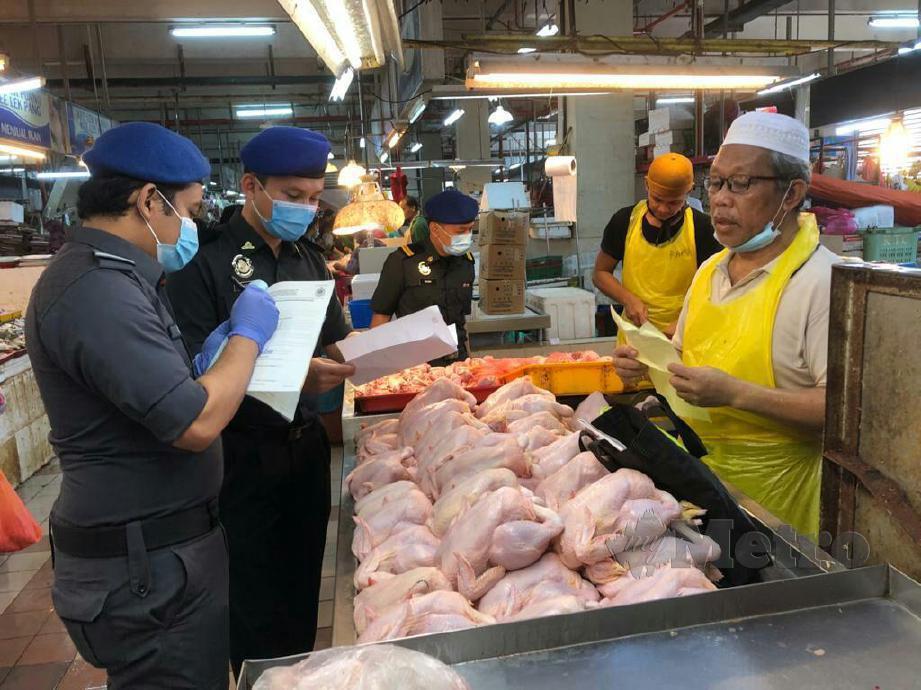  KPDNHEP Johor melakukan pemeriksaan terhadap peniaga ayam di Pasar Awam Larkin, hari ini, bagi menyiasat punca kenaikan harga. FOTO ihsan KPDNHEP