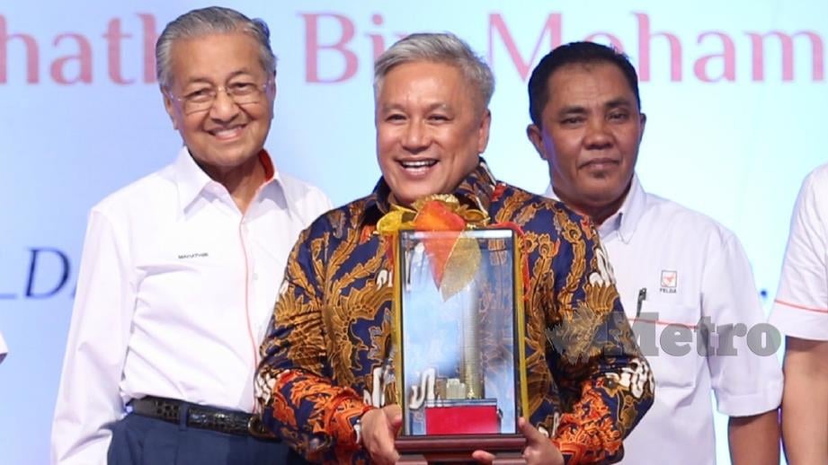 TUN Dr Mahathir Mohamad menyampaikan Anugerah Ikon FELDA kepada Chef Wan ketika Sambutan Hari Peneroka Kebangsaan 2019 di Padang Awam, Felda Selancar 3, Rompin. FOTO MOHAMAD SHAHRIL BADRI SAALI