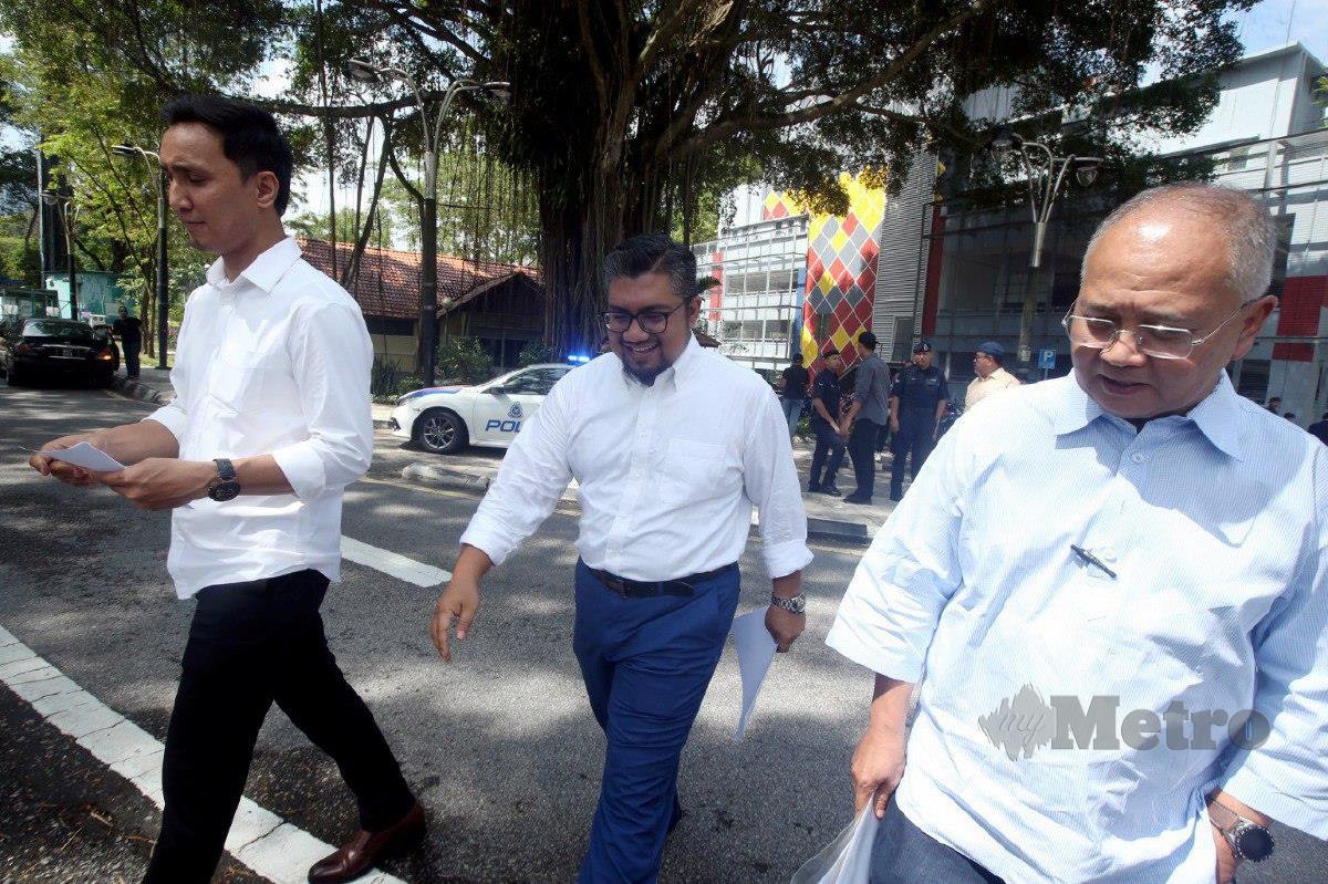 BADRUL Hisam @ cheGuBard (dua dari kanan) selepas keluar dari Bukit Amana, Kuala Lumpur, hari ini. FOTO Hairul Anuar Rahim