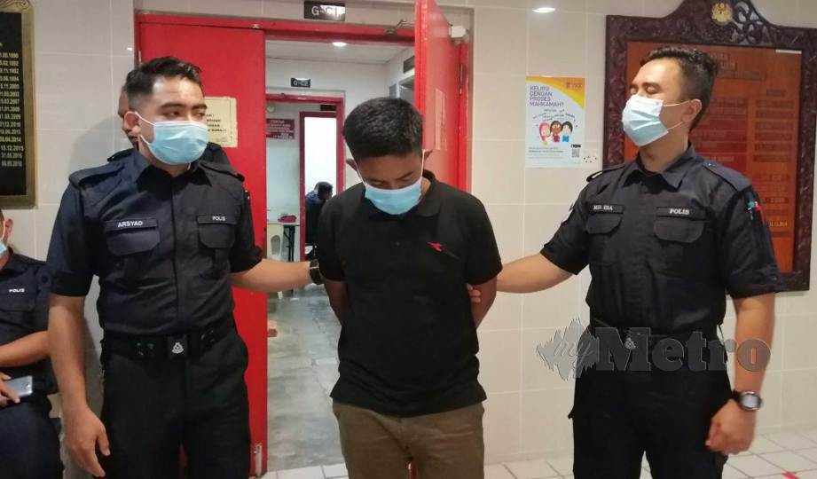 TERTUDUH, Che Saifuddin mengaku tidak bersalah di Mahkamah Sesyen Kuala Terengganu atas pertuduhan merompak beg tangan milik seorang wanita membabitkan kerugian RM500. FOTO Zatul Iffah Zolkiply