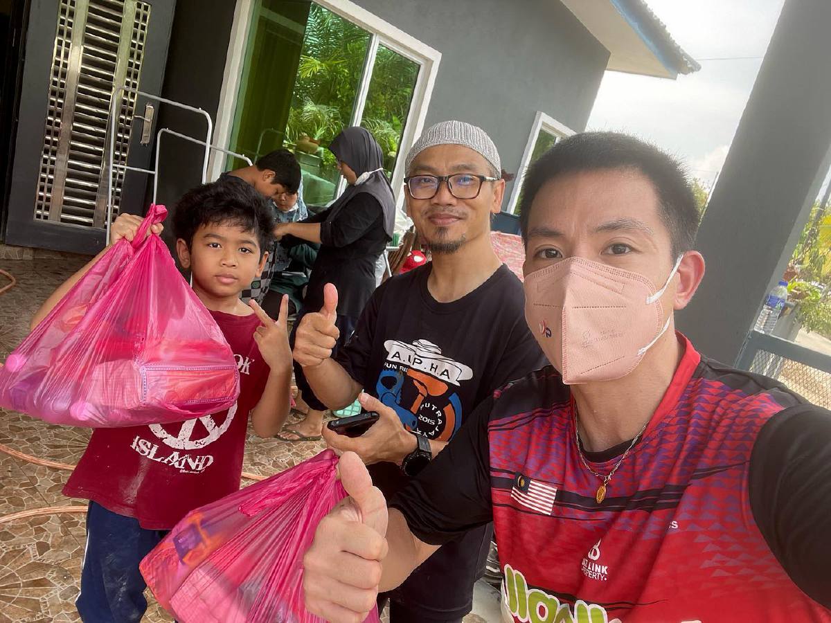 Liek Hou (kanan) menceriakan mangsa banjir di sekitar Selangor. FOTO Facebook Cheah Liek Hou