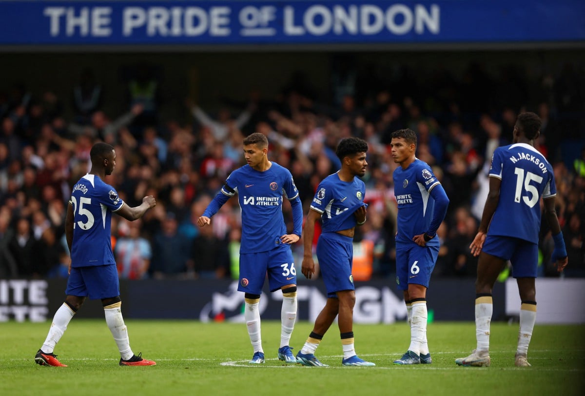 REAKSI kecewa barisan pemain Chelsea selepas tamat perlawanan. FOTO REUTERS