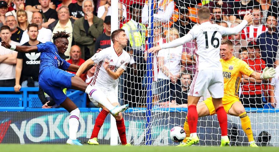 ABRAHAM (kiri) menjaringkan gol pembukaan menentang Sheffield United di Stamford Bridge. — FOTO premierleague.com