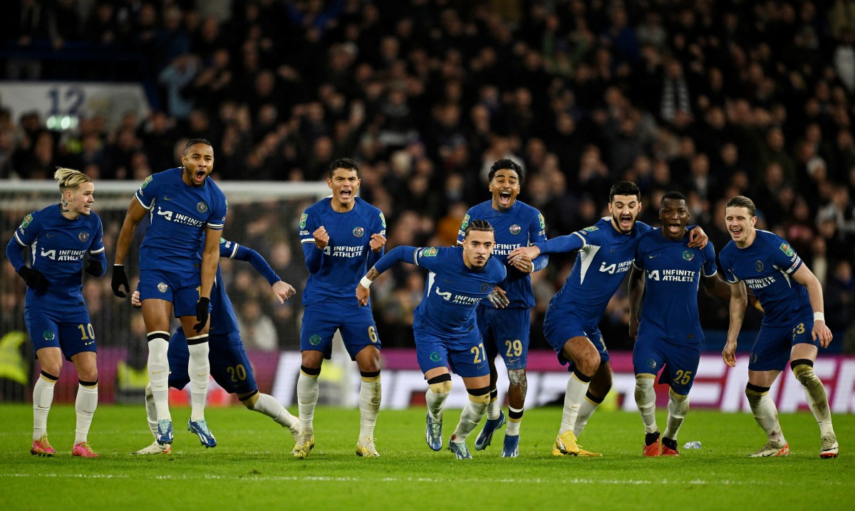 BARISAN pemain Chelsea meraikan kejayaan menewaskan Newcastle. FOTO REUTERS