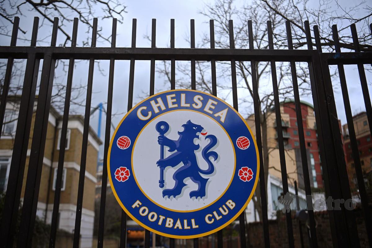 LOGO Chelsea di luar pagar Stamford Bridge. FOTO EPA