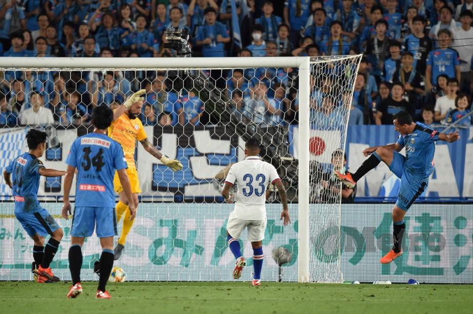 LEANDRO (kanan) menanduk masuk gol kemenangan mengatasi penjaga gol Chelsea, Willy Caballero di Stadium Antarabangsa Yokohama, hari ini. — FOTO AFP