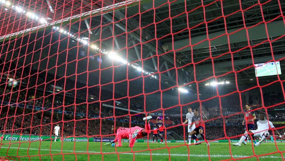 ABRAHAM (kanan) meledak gol pertama di Stade Pierre-Mauroy, Lille. — FOTO Reuters