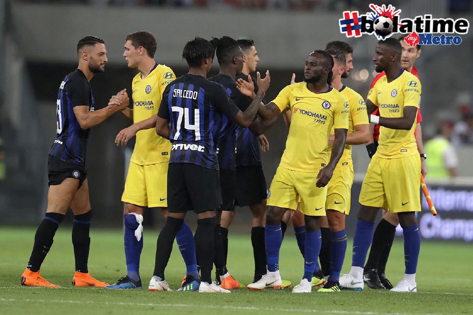 PEMAIN Chelsea dan Inter bersalam selepas tamat perlawanan. -Foto AFP