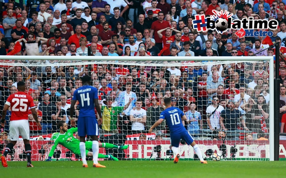 HAZARD (kanan) jaring gol tunggal perlawanan sekali gus bawa Chelsea bergelar juara Piala FA. -Foto EPA