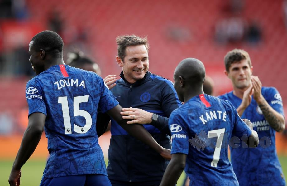 Lampard (tengah) meraikan kemenangan pasukan bersama N'Golo Kante dan Kurt Zouma. FOTO Reuters