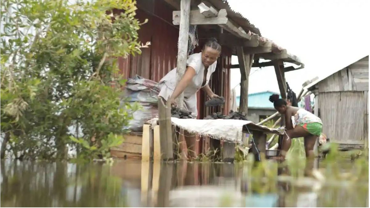 GAMBAR fail menunjukkan penduduk memindahkan barangan selepas kediaman mereka dilanda banjir. FOTO Agensi.