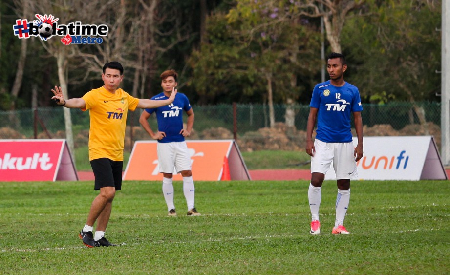 CHENG Hoe ketika bersama pemain skuad Harimau Malaysia ketika menjalani sesi latihan. -Foto fail