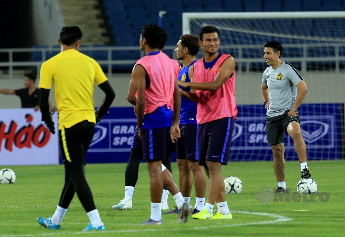 Tan Cheng Hoe (kanan) memantau latihan pemain bagi kelayakan Piala Dunia. FOTO File NSTP