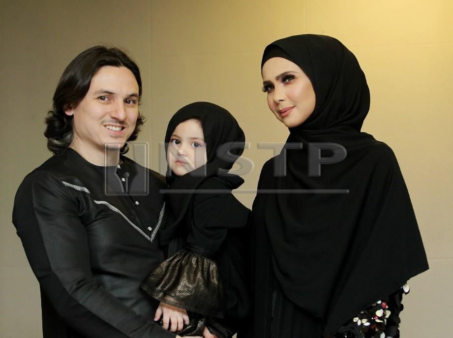 CHE Ta bersama anak, Aaisyah dan suaminya, Zain Saidin. FOTO - Arkib NSTP.