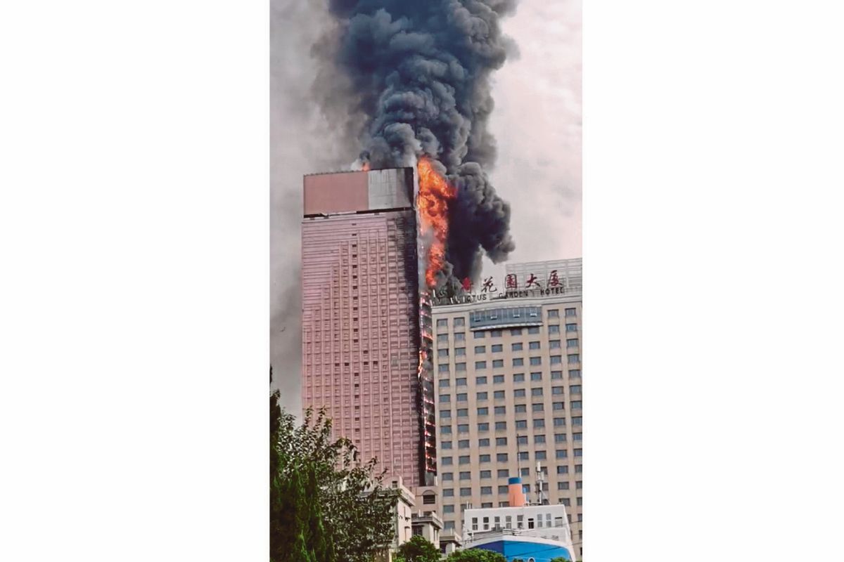 TANGKAP layar daripada video menunjukkan kebakaran berkenaan. FOTO AP