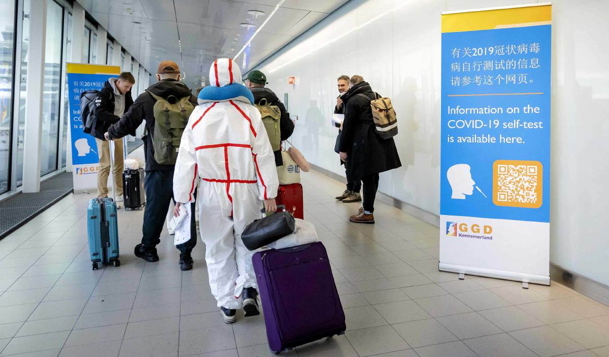 PENGEMBARA dari China ketika tiba di Lapangan Terbang Schiphol, Amsterdam. FOTO Reuters