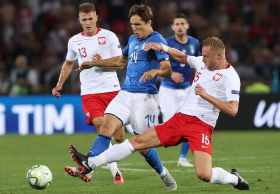 CHIESA diasak pemain Poland, Kamil Glik dalam aksi Liga Negara-Negara di Bologna pada 7 September 2018.  FOTO Agensi